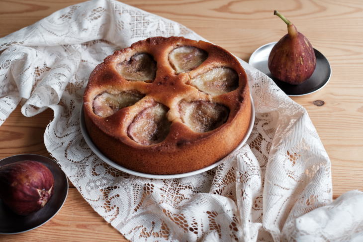 生のイチジクを焼き込んだケーキ