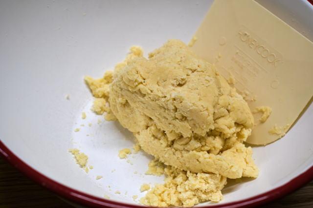  切った生地を重ねる