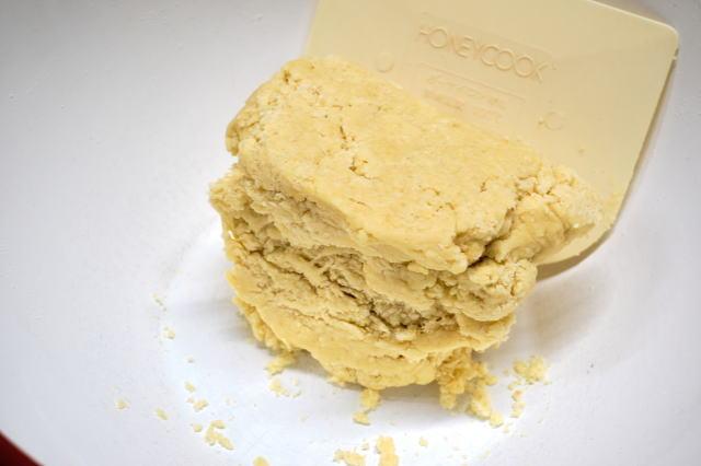 切った生地を重ねる3回目。