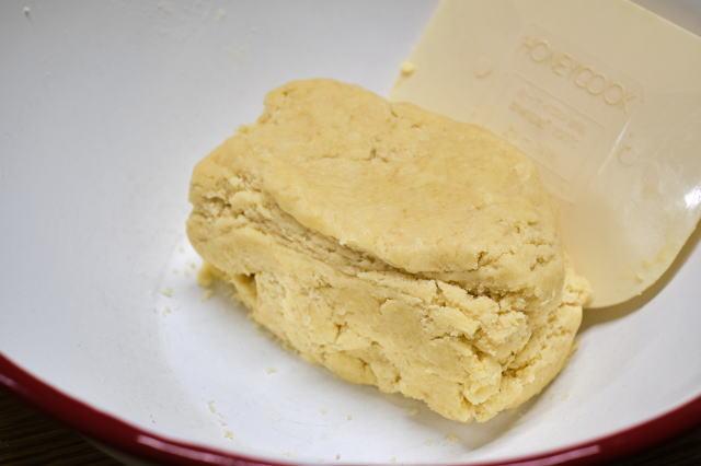 生地を重ねる。生地がまとまっている