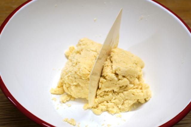 まとめた生地を切る作業3回目