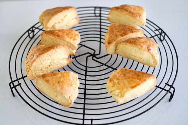 左側がすぐに焼いたも。右側が焼済ませたもの