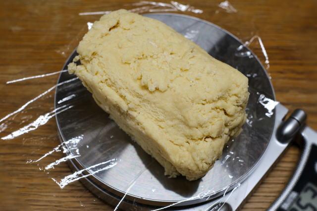 重さを量り、正確に半分に分ける