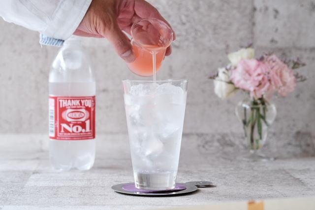 氷、炭酸水100ｇをグラスに入れ、ジンジャーシロップを注ぐ