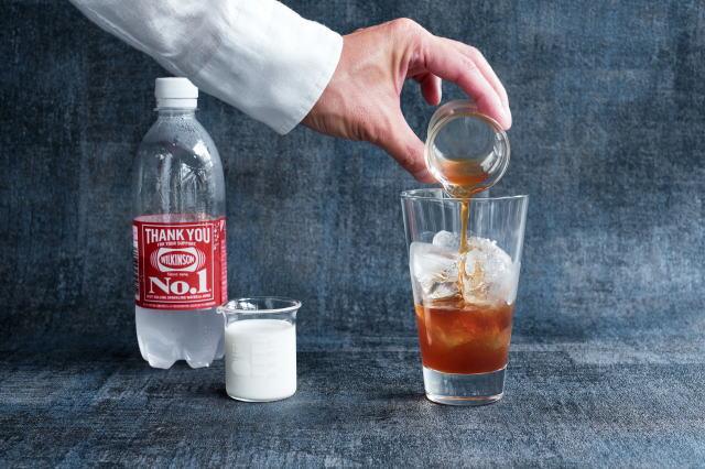 氷を入れ、コーラシロップを注ぐ