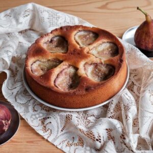 生のイチジクを焼き込んだケーキを焼いてみました。