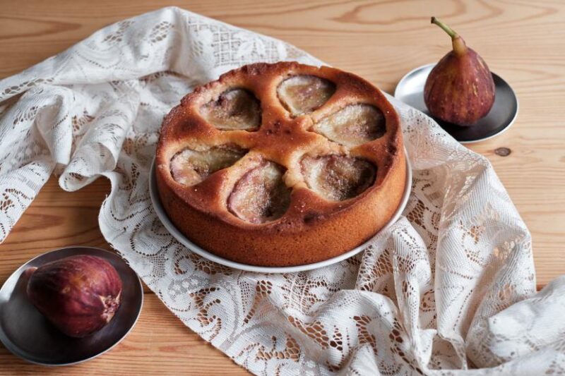 生のイチジクを焼き込んだケーキを焼いてみました。