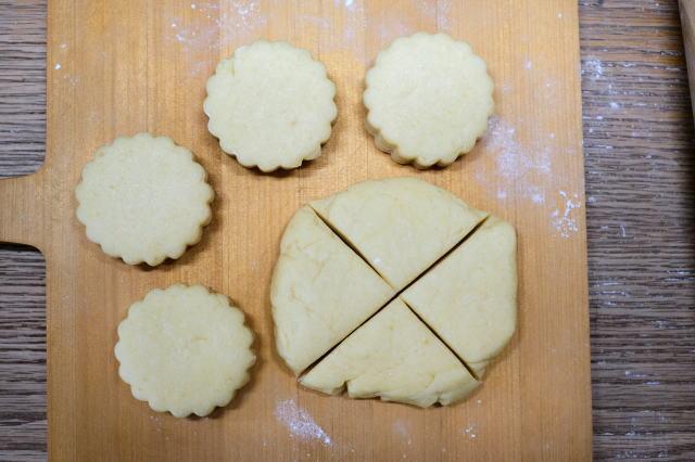 1番生地は型で抜く。2番生地はナイフでカット