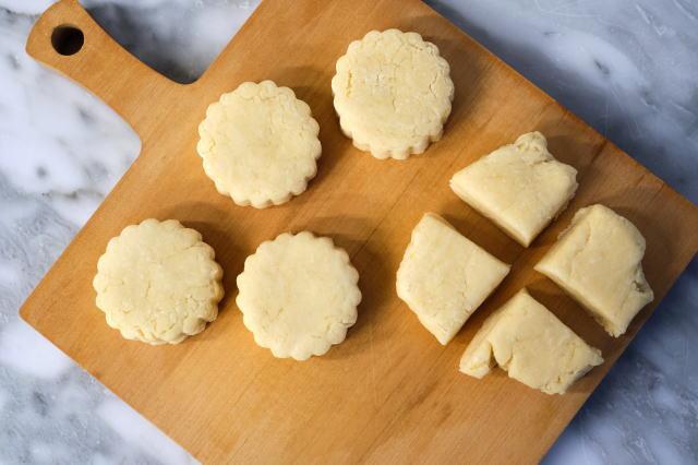 1番生地は型で抜く。2番生地はナイフでカット