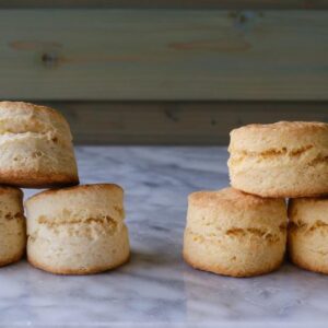 スコーンの生地に加える液体「卵だけ」「牛乳だけ」を作り「卵＋牛乳」と比べました。