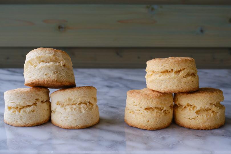 スコーンの生地に加える液体「卵だけ」「牛乳だけ」を作り「卵＋牛乳」と比べました。