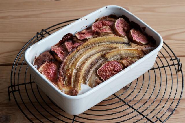 イチジクをのせたバナナブレッド