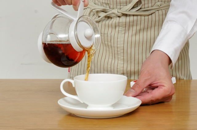 ティーポットを片手で扱う理由