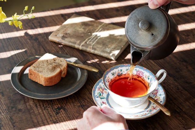 茶葉を濾して紅茶を移し替える