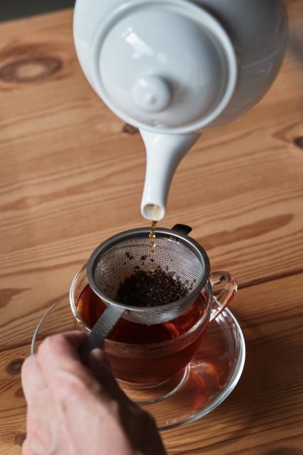 ティーポットは片手で扱う