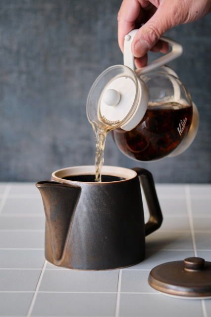 茶葉を濾して紅茶を移し替える