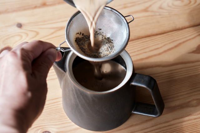 チャイを移し替える