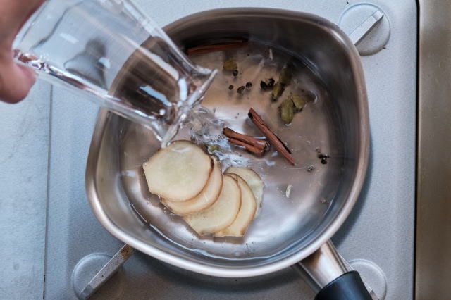 ミルクパンに水とスパイスを入れ加熱する。