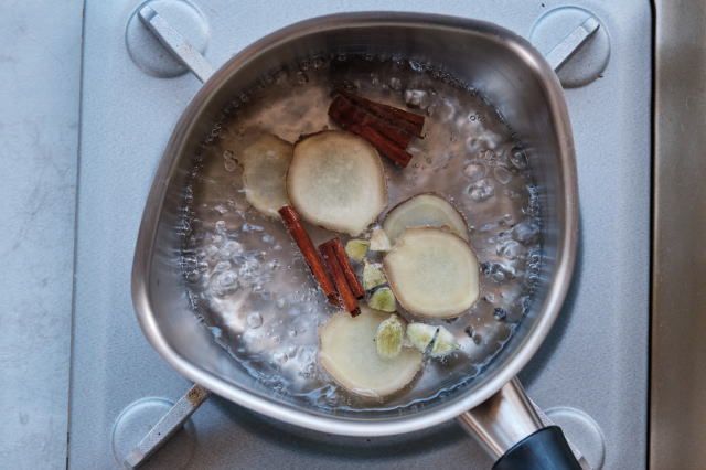 弱火で2分ほど煮出す