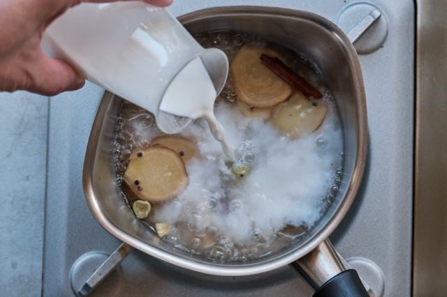 牛乳を加え、中火にする。