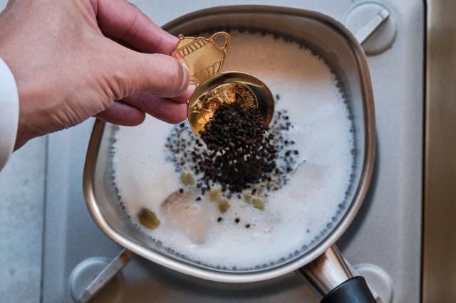 沸騰直前に弱火にしアッサムCTC茶葉を入れる