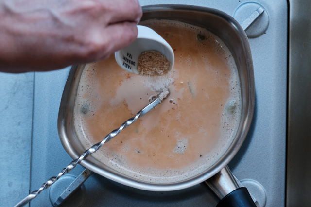 砂糖を加え茶葉とスパイスを茶こしで濾す