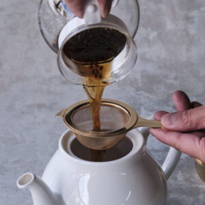紅茶の注ぎ方 “ティーポットを片手で扱う理由”