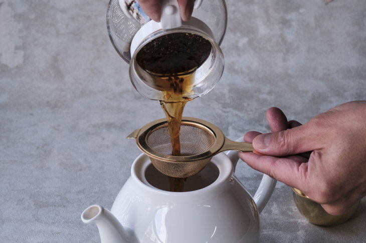 紅茶の注ぎ方 “ティーポットを片手で扱う理由”