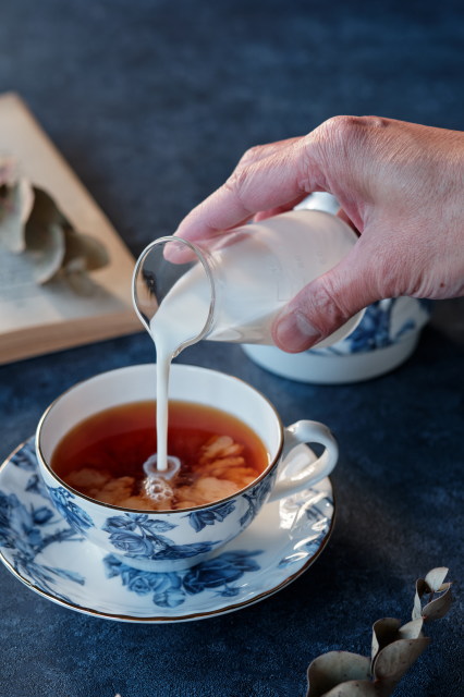 エインズレイ・ティーフォーワン・エリザベスローズ「ブルー」