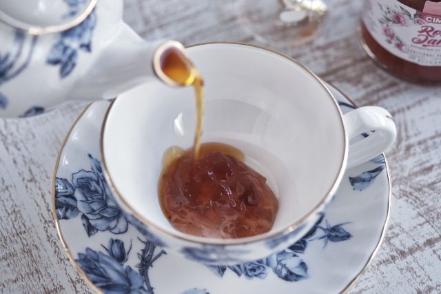紅茶を注ぐ