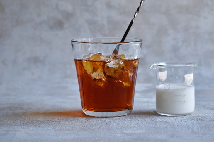 紅茶と白みつを混ぜ氷を入れる