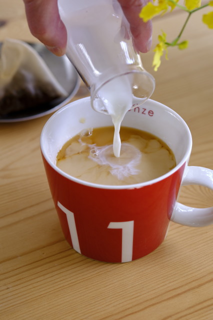 マグカップで作るアッサムCTCティーバッグのミルクティー