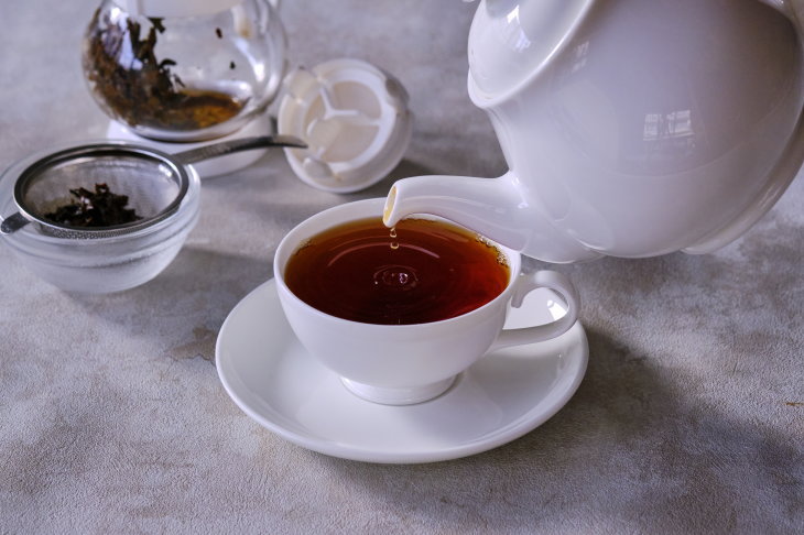 ガラス製ティーポットで紅茶を作り陶器のティーポットに移し替える