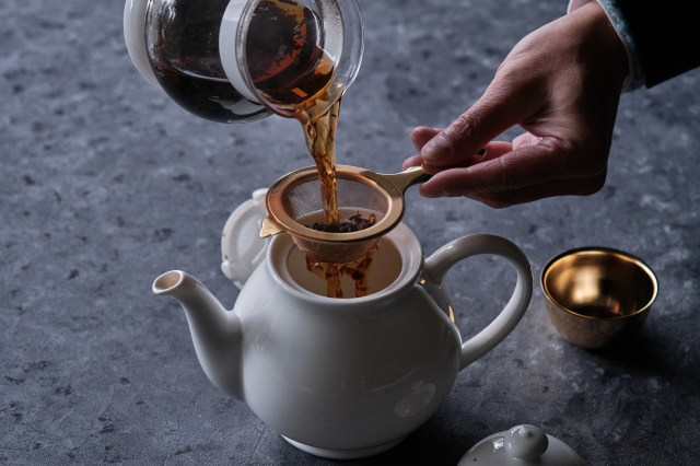 茶葉を濾し別のティーポットに移しかえる